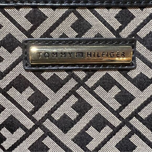 Tommy Hilfiger Wristlet Classic Black & Tan w/navy interior EUC - Picture 10 of 12